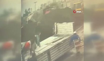 Tırdan yük indirirken yıldırım çarptı! O anlar kamerada