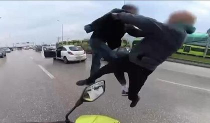 Yol verme tartışmasında sürücüler birbirine uçan tekmeler savurdu!