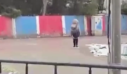 Soğuğa aldırmadı, saygı duruşuna geçti: Minik öğrenci Türkiye'yi duygulandırdı