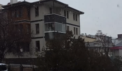 Ankara’nın yüksek kesimlerinde kar başladı: Gaziosmanpaşa beyaza büründü