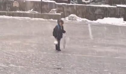 Kar altında İstiklal Marşı’nı okuyan çocuk yürekleri ısıttı