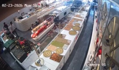 Ankara’da korku dolu anlar: Kontrolden çıkan otomobil pastaneye daldı!