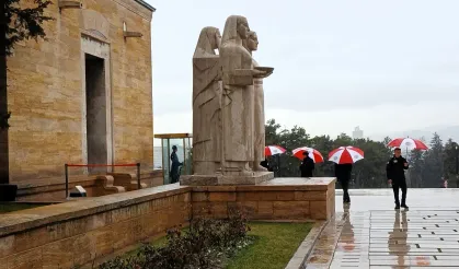 Yağışlı hava Anıtkabir’de renkli görüntüler oluşturdu