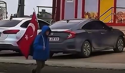 Sırtında çanta, elinde al bayrak… Hatay’daki çocuk sosyal medyayı duygulandırdı