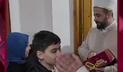 İmamdan çocuklara anlamlı jest: Teravih sonrası çikolata dağıttı