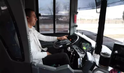 Halk otobüsü şoförünün hareketi yürekleri ısıttı: Yaşlı kadını evine kadar bıraktı