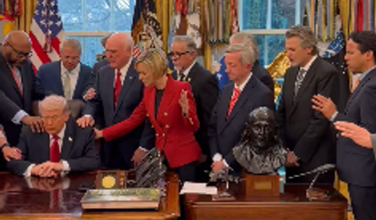 Beyaz Saray’da dikkat çeken anlar: Trump’ın etrafını sarıp dua ettiler