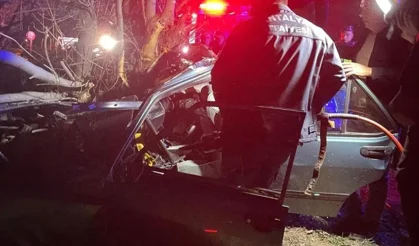 Antalya’da feci kaza: otomobil ağaca çarptı 3 kişi hayatını kaybetti