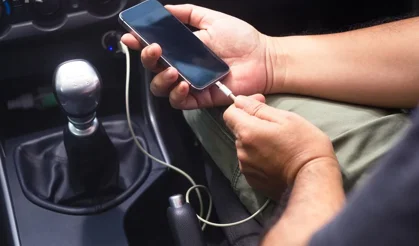 Arabada telefon şarj edenler yandı! 30 yıllık usta 'Asla yapmayın' diyerek büyük tehlikeyi açıkladı