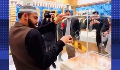 Kuyumcudaki ilahi performansı olay oldu!