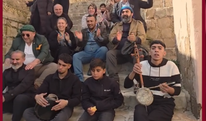 Mardin’de gazetecilerden renkli anlar: Çocuklarla sokaklarda buluştular