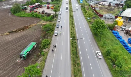 Çanakkale’de facianın eşiğinden dönüldü! Tur otobüsü tarlaya devrildi: 46 yaralı