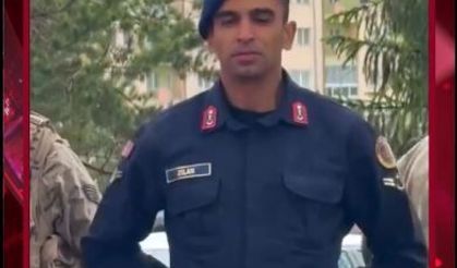Türk askerinden yürek ısıtan hareket! Üşüyen özel gence kamuflajını verdi