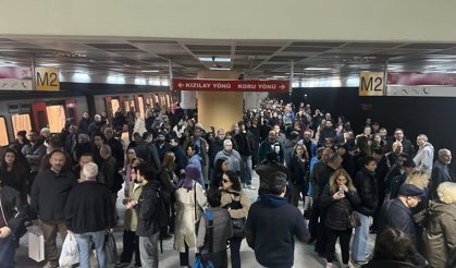 Ankara metrosunda seferler durdu, yolcular isyan etti!