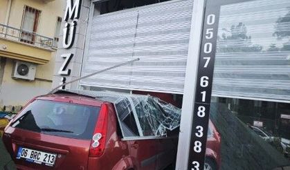 Ankara’da fren yerine gaza basan sürücü müzik kursuna daldı!