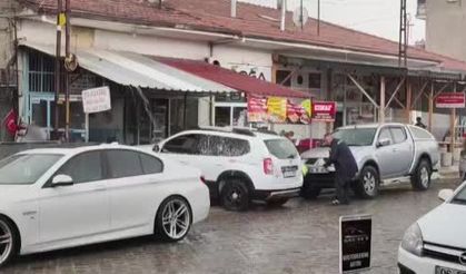 Ankara’da bir vatandaş yağmurla aracını yıkadı, o anlar kameraya yansıdı