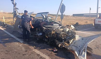 İkiye bölünen otomobilden sağ çıktı! Sürücü mucize eseri kurtuldu