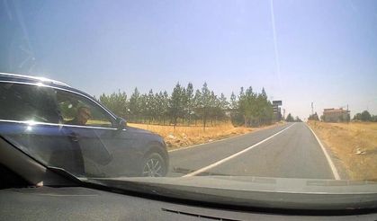 Haber takibi yapan muhabiri taciz edip kazaya sürüklediler! O anlar kamerada