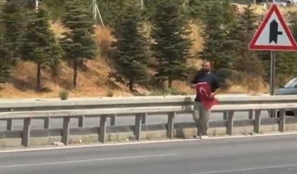 Yola düşen Türk bayrağını yerde bırakmadı!