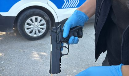 Eskişehir’de sokak ortasında kavga: Okul önündeki çöp kutusundan tabanca çıktı!