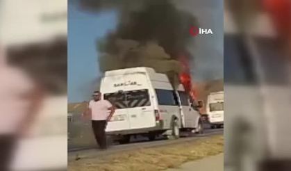 Ankara’da peş peşe araç yangınları: Servis minibüsü ve otomobil alev alev yandı!