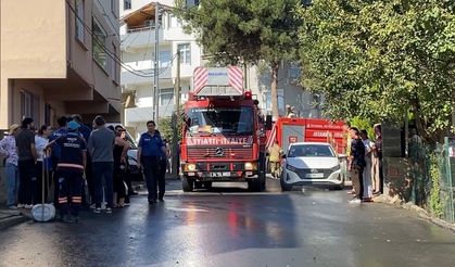 Tuzla’da 2 katlı binanın çatısı alevlere teslim oldu