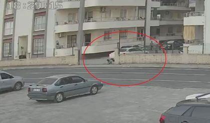 Geri manevra yapan otomobil 4 yaşındaki çocuğu ezdi: Vatandaşlar aracı kaldırarak kurtardı