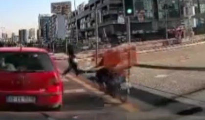 Ankara'da yürekleri ağza getiren kaza: Motosikletli kurye genç kıza böyle çarptı!