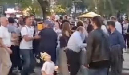 Kızılay Meydanı’nda binadan para atıldı, vatandaşlar toplamak için koştu