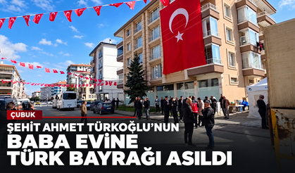 Şehit polis Ahmet Türkoğlu’nun Çubuk’taki baba evine Türk bayrağı asıldı