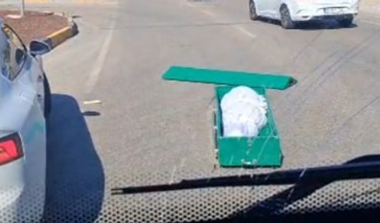 Akıl almaz olay! İçinde cenaze bulunan tabut araçtan böyle düştü