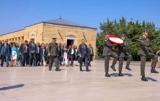 Ankara Barosu kuruluşunun 101. Yılında Anıtkabir’i ziyaret etti