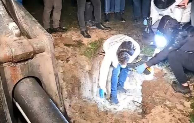 Mezarlıktaki esrarengiz paket mahalleliyi ayağa kaldırdı! İçinden çıkan herkesi şaşırttı!