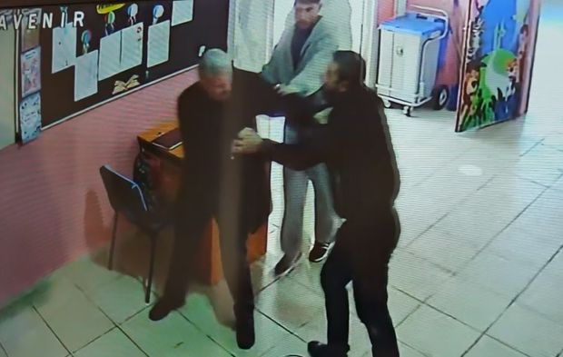 Ahlat'ta skandal görüntüler... Okul müdürlerini böyle darp ettiler!