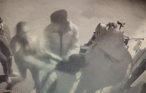 Namaz kılmak için camiye gidiyordu... Arkadaşının babası tarafından darp edildi!