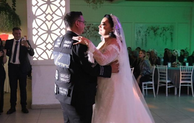 Görenleri şaşkına çeviren düğün: Damat ceketini reklam panosuna çevirdi!