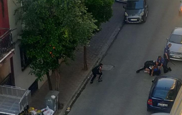 Genç kız ortalığı birbirine kattı: Samuray kılıcıyla sokağa çıktı, sonunda kendini yaraladı!