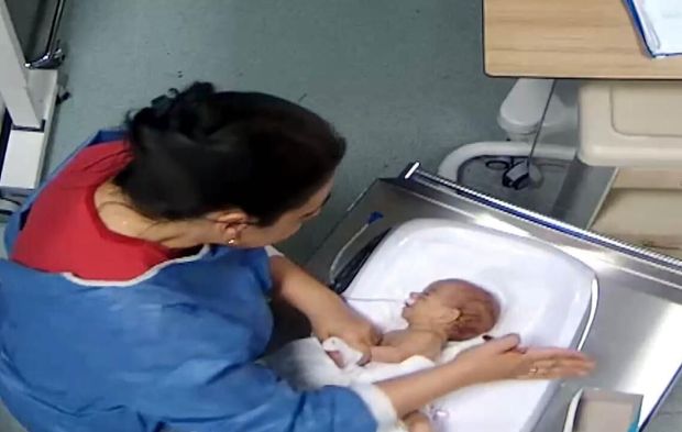 5 günlük bebeğe şiddet uygulayan hemşire hakim karşısında yalvardı: 'Lütfen tutuksuz yargılanayım'
