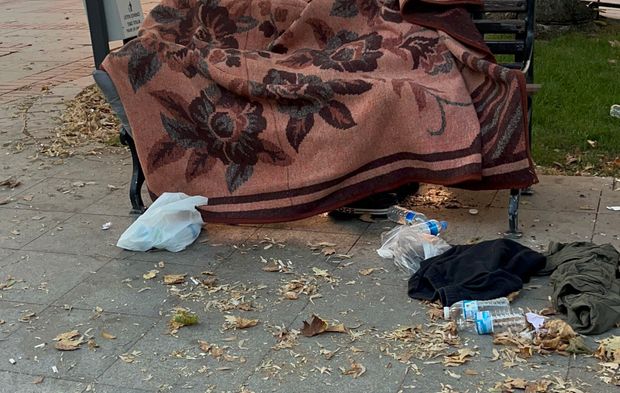 Parkta uyuyan adamdan acı haber: Bankta hareketsiz bulundu