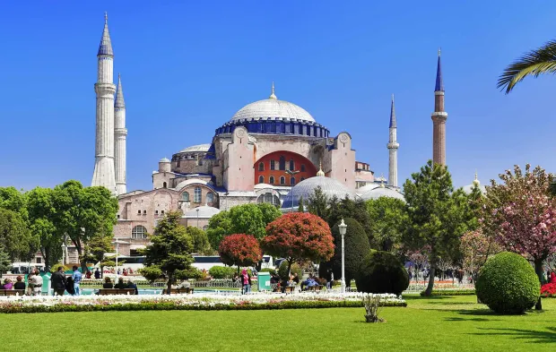 Ayasofya'da yüksek sesle İncil okuyan 2 turist gözaltına alındı