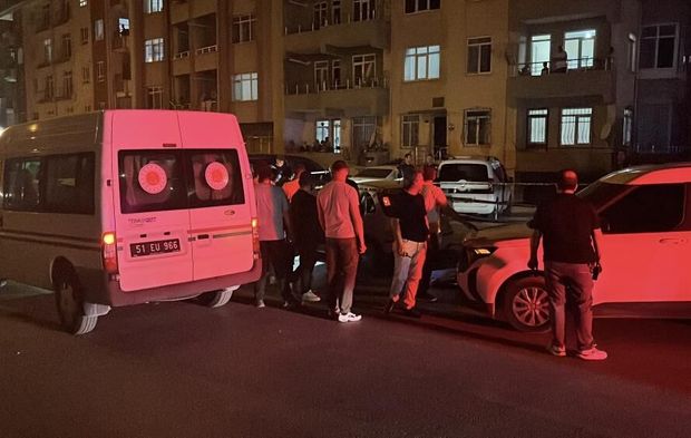 Silah sesleri mahalleyi ayağa kaldırdı! Otomobildeki kadın ölü, adam yaralı bulundu