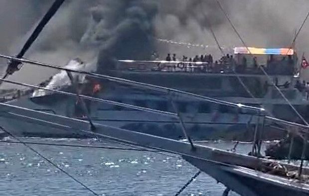 Fethiye’de denizde korku dolu anlar: 115 kişinin bulunduğu gezi teknesi alevlere teslim oldu
