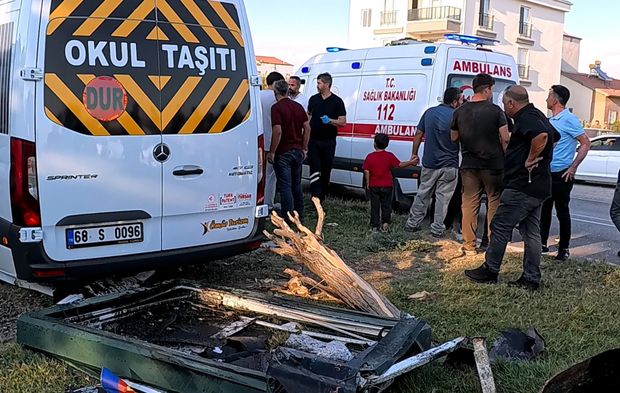 Direksiyon başında rahatsızlandı, servis minibüsü refüje çıktı: 6 kişi yaralandı
