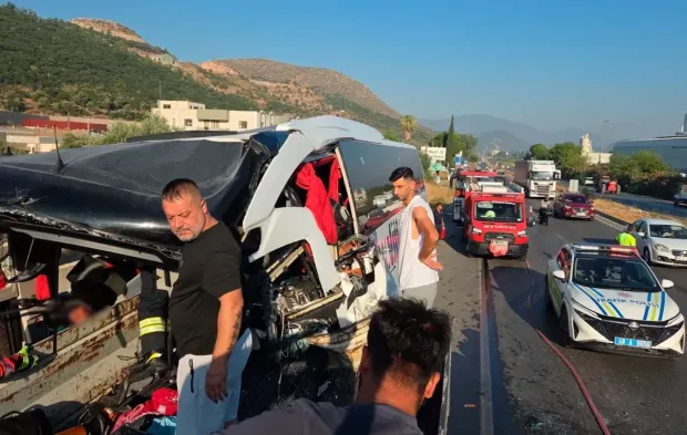 Milas'ta Feci Kaza: Yolcu Otobüsü Tıra Arkadan Çarptı, 2 Ölü