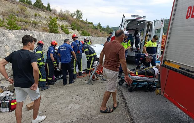Denizli’de Feci Kaza: Kafa Kafaya Çarpışan Otomobillerde 2 Arkadaş Hayatını Kaybetti