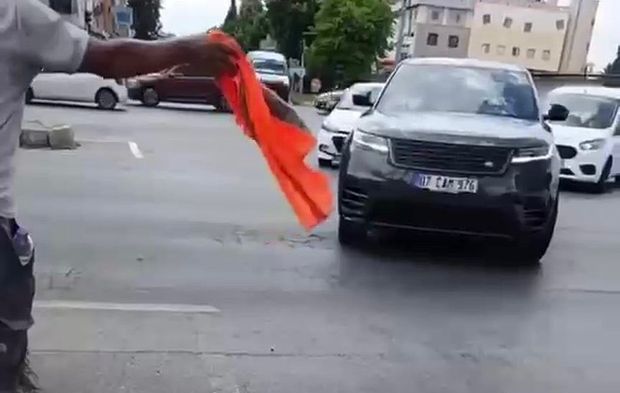 Ambulans trafikte sıkıştı temizlik işçisi yeleğini çıkarıp yolu açtı!