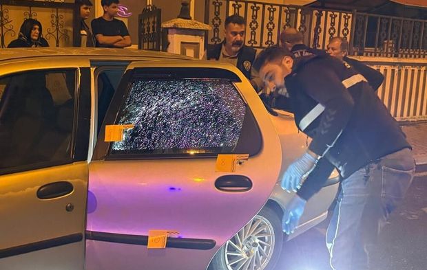 Gece yarısı silah sesleri! Husumetlisinin babasına ait otomobili kurşunladılar