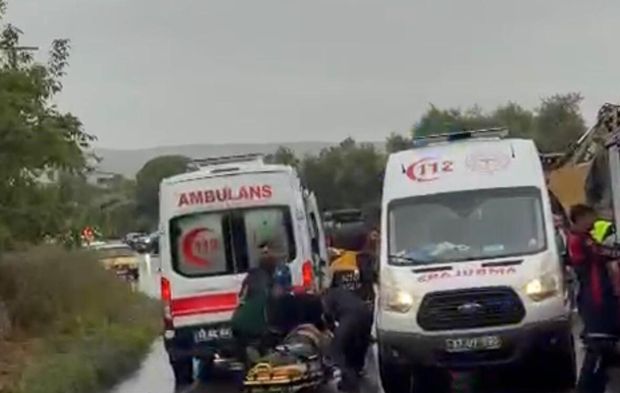 Gökçeada’da minibüs devrildi: Sürücü hayatını kaybetti, 2 kişi yaralandı