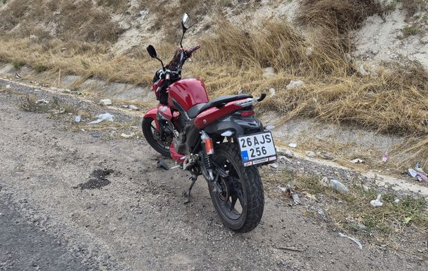 Seyir halindeyken tekeri kilitlendi: Motosiklet sürücüsü yaralandı
