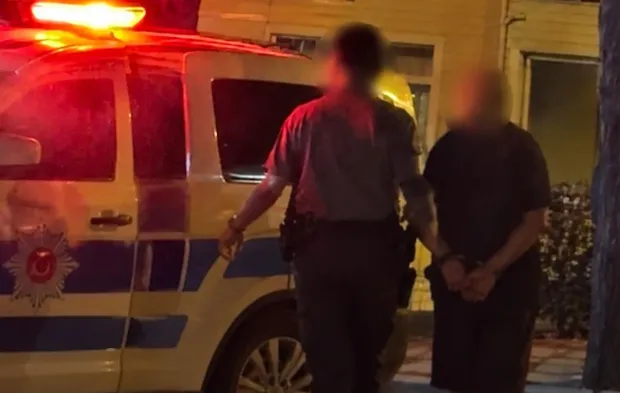 Gelibolu’da otel odasına polis baskını: İş insanı 18 yaşından küçük 2 çocukla yakalandı
